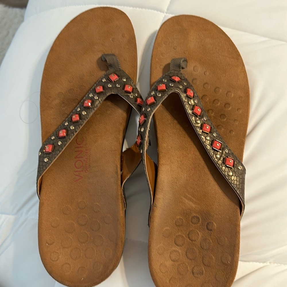 Vionic sandals taupe with coral beads